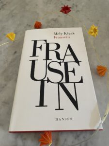Frausein von Mely Kiyak Buchcover – Rezension und Analyse